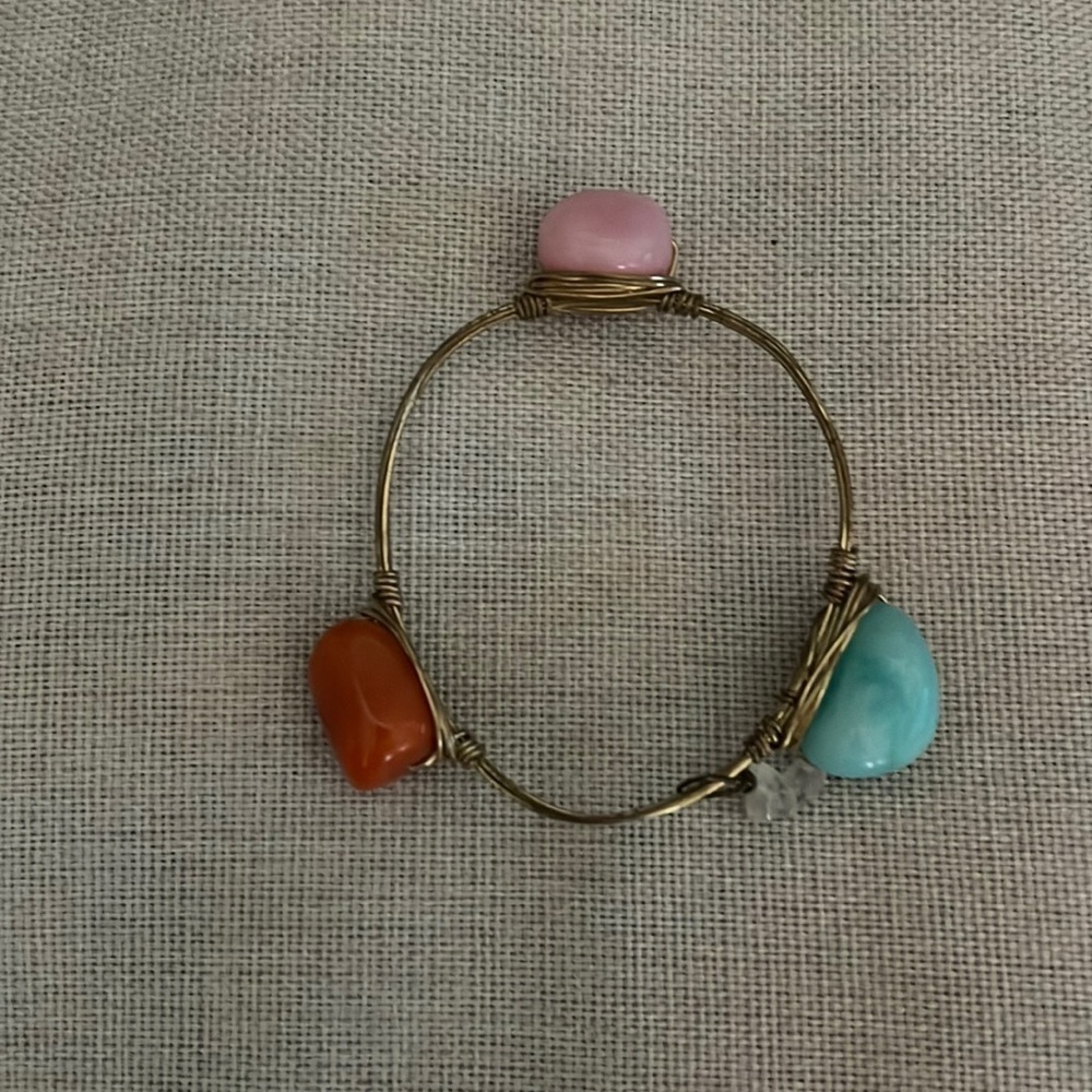 Women’s stone wire bracelet